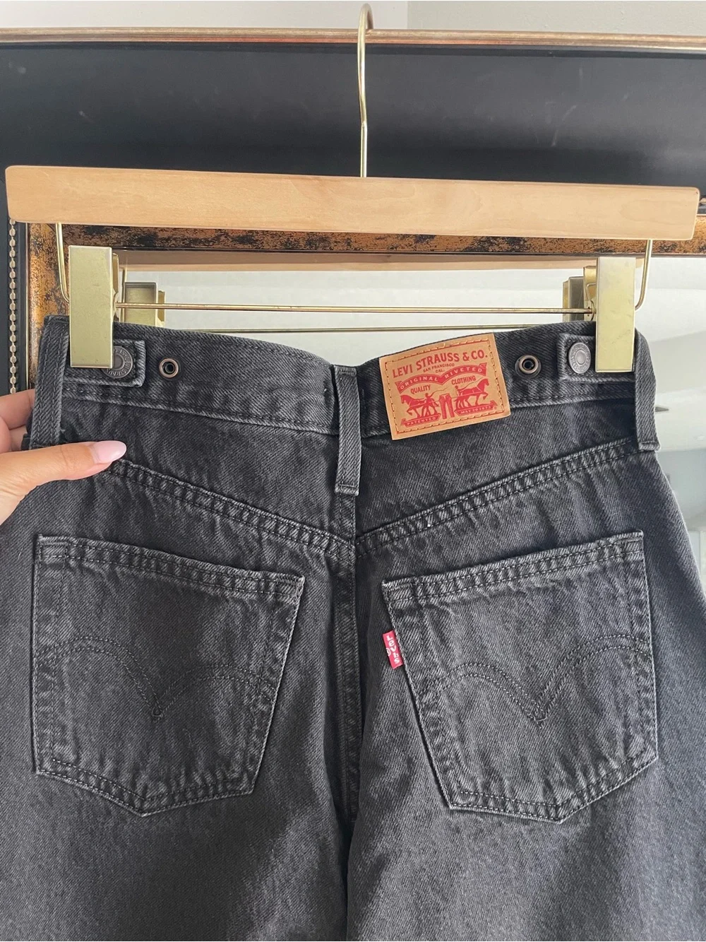 Levi’s Cinch Baggy High-Waist Black Jeans - Picture 6 of 6